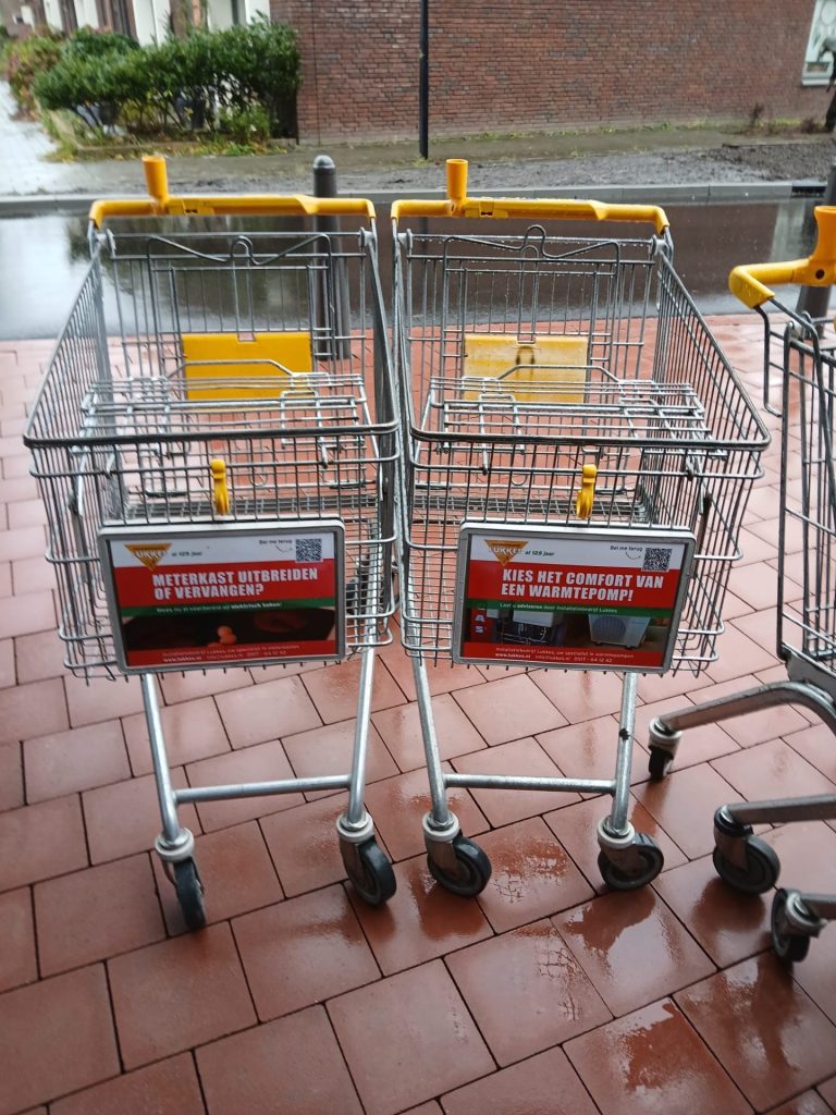 Reclame op winkelkarretjes bij de Jumbo in Wommels en Bolsward